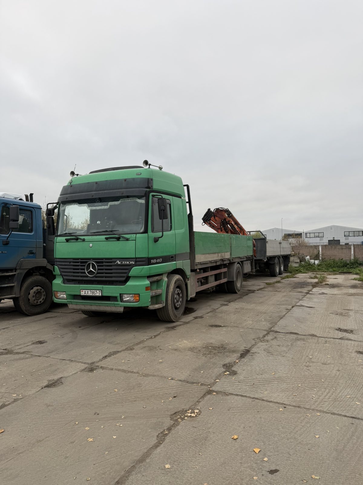 Автомобиль с гидроманипулятором