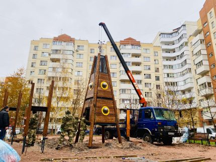 Монтаж детских площадок манипулятором
