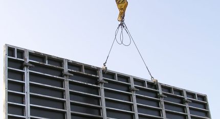 Монтаж стеновой опалубки манипулятором